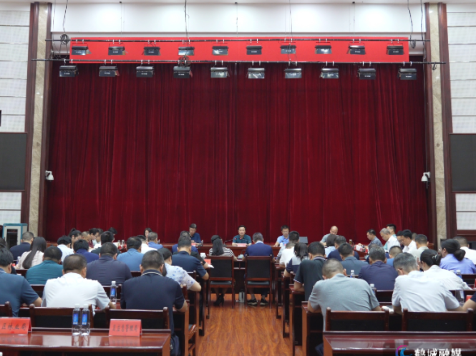 唐成主持召开区委常委会（扩大）会议暨区委理论学习中心组集体学习