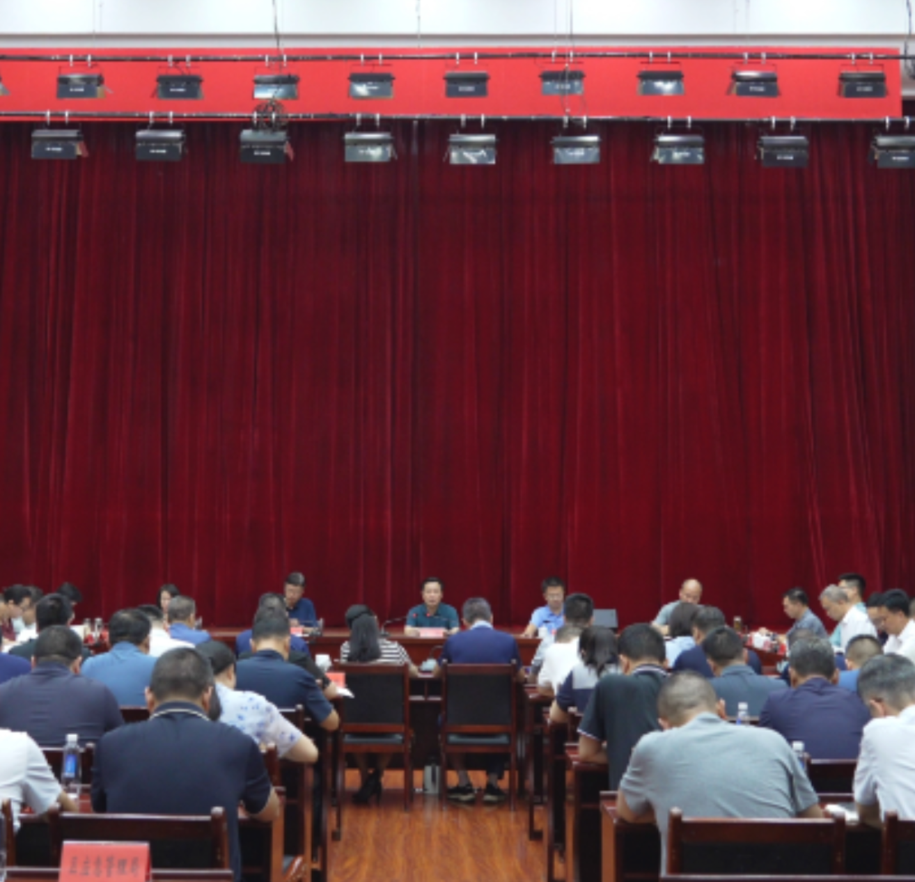 唐成主持召开区委常委会（扩大）会议暨区委理论学习中心组集体学习