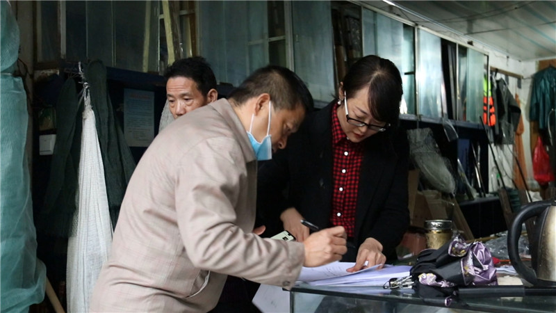 鹤城区开展市场渔具和渔获物销售专项执法行动（半成品）.mp4_20201019_171232.255.jpg