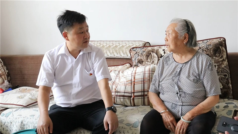 唐成走访慰问老党员和困难党员 (4).jpg