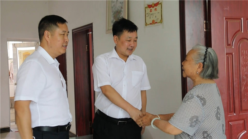 唐成走访慰问老党员和困难党员 (2).jpg