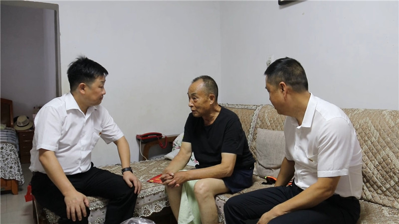 唐成走访慰问老党员和困难党员 (1).jpg