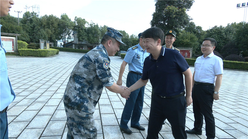 “八一”前夕 梁志平走访慰问驻鹤部队 (2).jpg