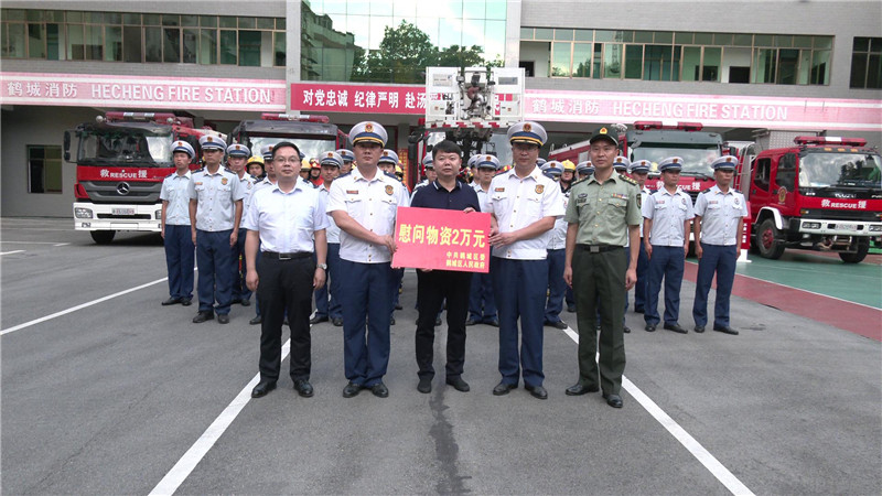 “八一”前夕 梁志平走访慰问驻鹤部队 (1).jpg