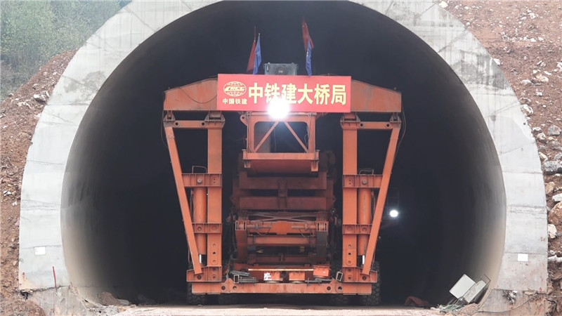 张吉怀铁路指挥部：为冒酷暑战斗在一线的建设者们送去清凉 (2).jpg