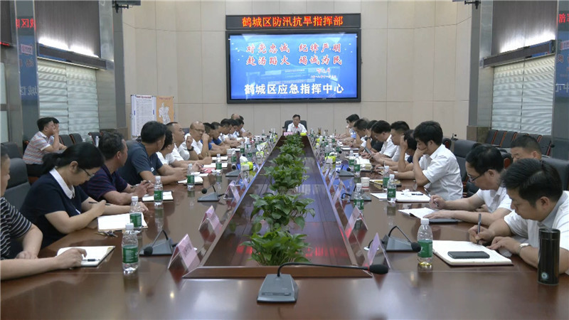 向秀亮主持召开全区脱贫攻坚工作部署会.jpg