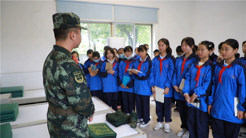 余名中学生来到驻地武警某队,零距离感受部队训练生活,接受国防教育