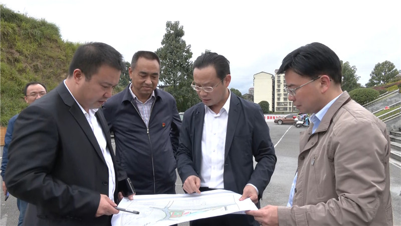 向秀亮专题调研钟秀学校运动场建设.mp4_20200924_175840.557.jpg