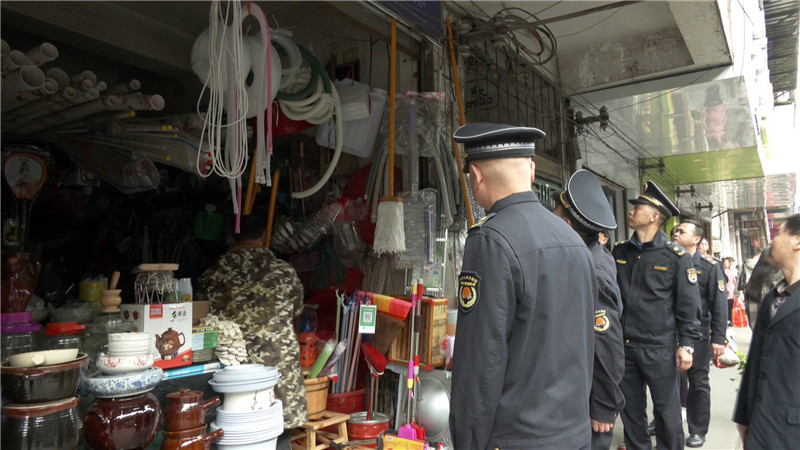 鹤城区城市管理行政执法局：集中开展整治 规范市容秩序.mp4_20201029_171417.861.jpg