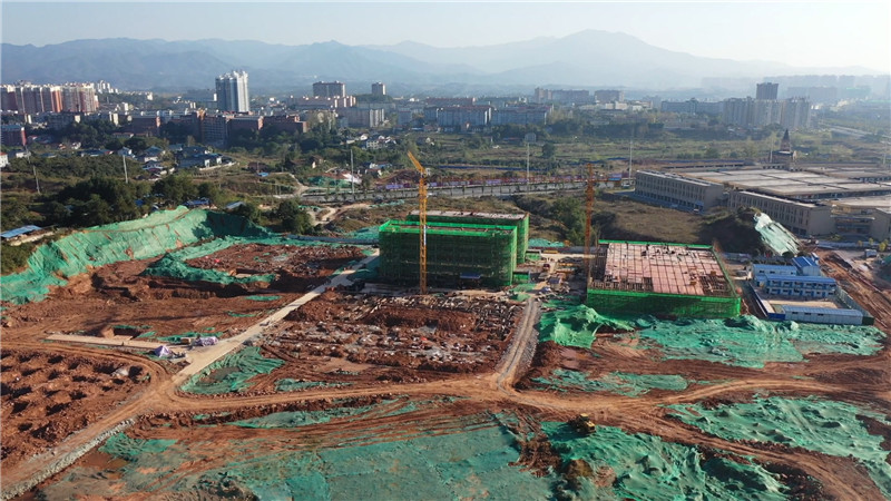怀化市第一中学异地新建项目主体工程建设进展顺利.mp4_20201112_161910.517.jpg
