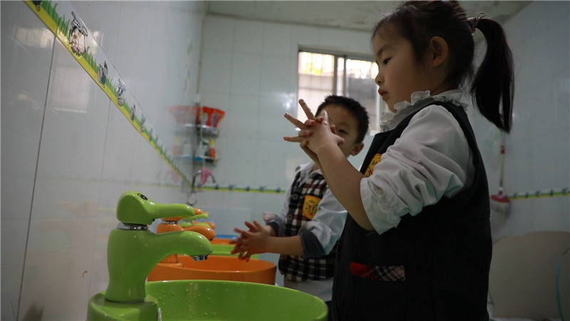 鹤城区幼儿园：光盘请亮灯  幼儿争当追“光”者.mp4_20201118_180332.979.jpg