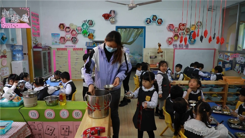 鹤城区幼儿园：光盘请亮灯  幼儿争当追“光”者.mp4_20201118_175947.475.jpg