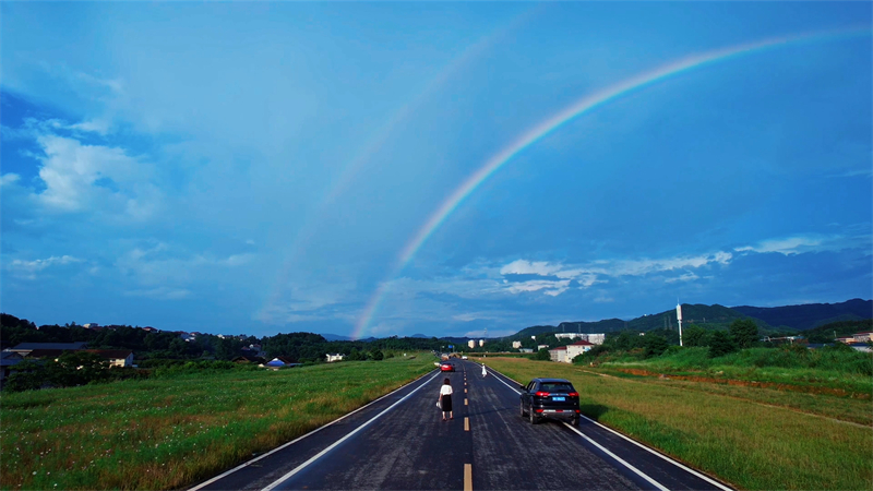怀化鹤城区：高速公路连接线出现双彩虹.mp4_20220621_154747.746.jpg