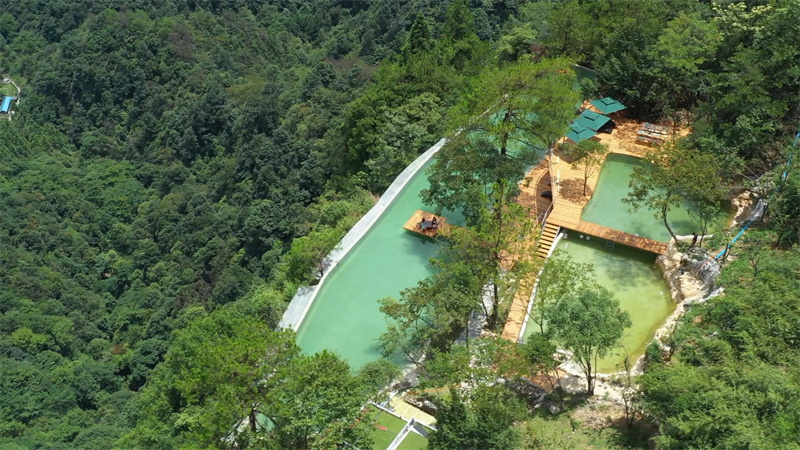 怀化鹤城区：网红悬崖泳池受游客热捧（半成品）.mp4_20220808_155318.013.jpg