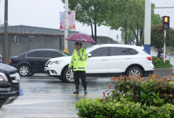 鹤城区：暴雨来袭 应急和交警迅速行动保畅通