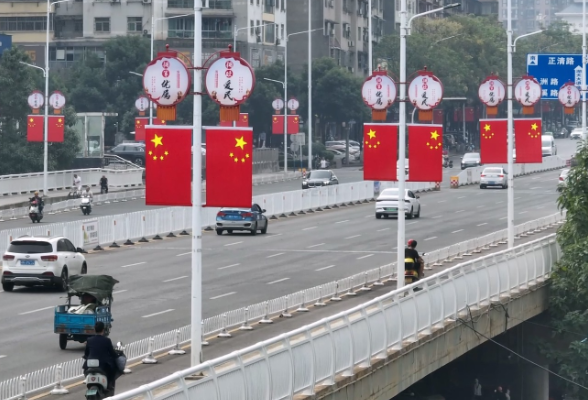 【庆祝中华人民共和国成立75周年】国庆氛围感拉满！怀化城区披上“中国红”