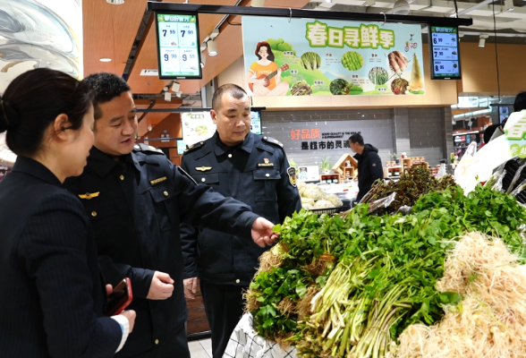 鹤城区市场监管局检查野菜 守护市民“舌尖上的安全”