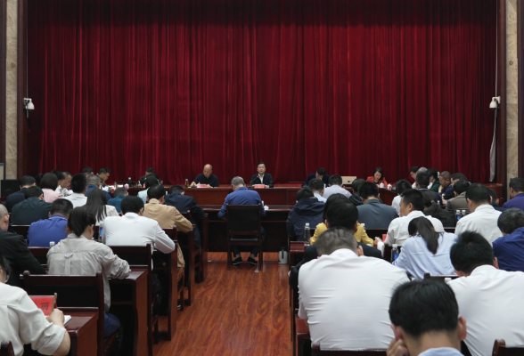 唐成主持召开区委常委会（扩大）会议暨区委理论学习中心组集体学习