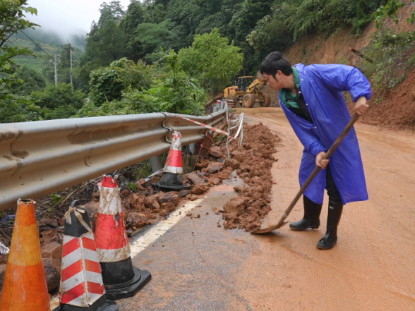鹤城区：部门联动处置杨黄公路塌方 保障道路畅通