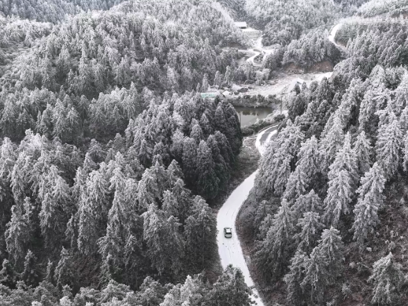 高寒山区现冰雪景观 银装素裹宛如仙境