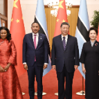 习近平同博茨瓦纳总统博科会谈