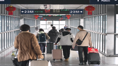 春运首日 怀化火车站志愿服务温暖旅客回家路