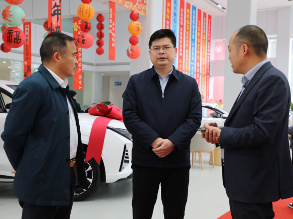 郑明明走访返乡企业家并调研企业复工复产工作