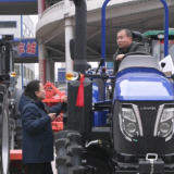 鹤城：抢农时备春耕 农机市场购销忙