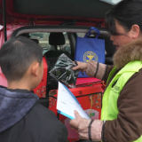 情暖寒冬 爱伴成长 鹤城区事实孤儿喜领新春爱心礼包