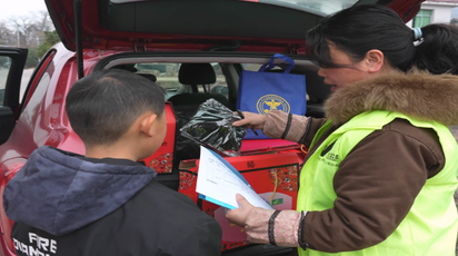 情暖寒冬 爱伴成长 鹤城区事实孤儿喜领新春爱心礼包