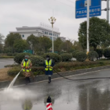 精细化清扫护畅通 鹤玉环境公司筑牢高速出行安全线