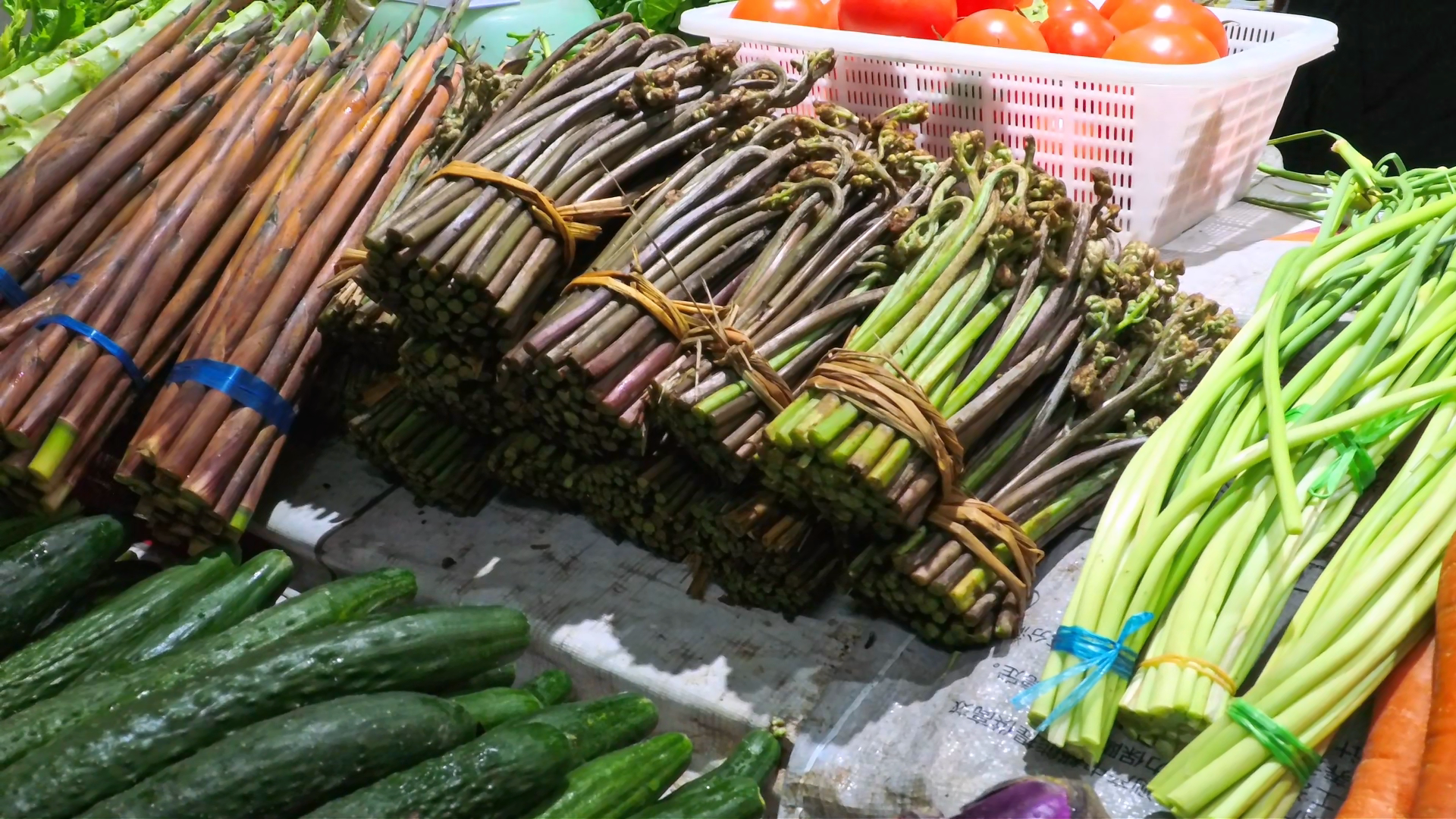 春日野菜集中上市 城乡共享自然鲜滋味.mp4_000012.978.png