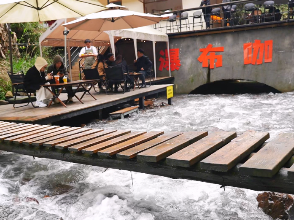 短途微度假走红 龙口瀑布成热门打卡目的地