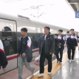 怀化高铁站开辟专属绿色通道 护航怀化学子韶山红色研学行