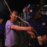 【扎实开展消防安全高风险隐患整治攻坚行动】多部门夜间整治严查电动车飞线充电隐患