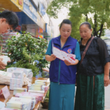 鹤城区妇联:赶集日摆"护苗摊" 守护未成年人暑期安全