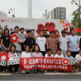 怀青公益市集开市 中小学生摆摊义卖助学