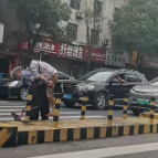 鹤城锐评 | 一“背”与一“停” 斑马线上的双向奔赴