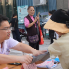 义诊服务进广场 健康关怀送到家