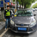 城中街道芷江路社区开展“倡导文明停车、优化社区交通”志愿服务活动