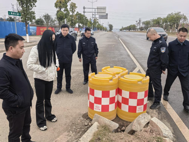 河西街道国际陆港人大代表联络站调研整治陆港大道交通隐患