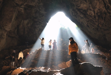 【大美鹤城】黄岩金鸡洞：“光瀑”奇景引客来 免费探秘成热门打卡地