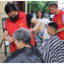 爱心剪刀传递温暖 志愿者开展义务剪发活动