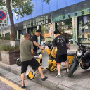 鹤洲社区规范共享电单车停放 守护文明风景线
