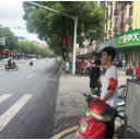 城中街道茶园社区： 志愿者上路劝导文明交通， 助力“一迎三创”与旅发大会