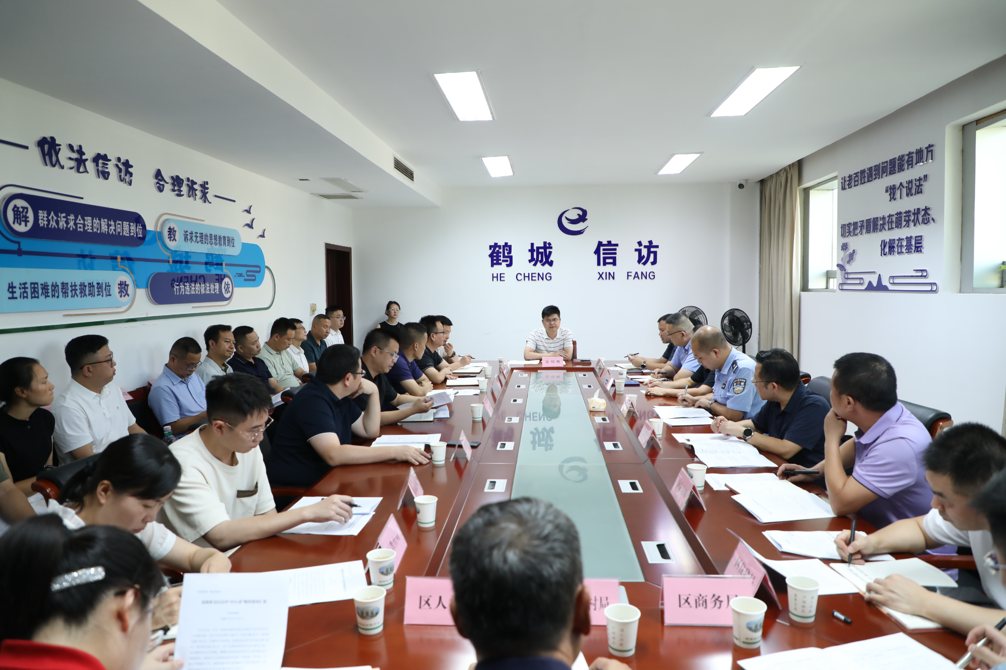 郑明明在区信访局接访并主持召开省委巡视交办信访件办理“回头看”整改工作调度会