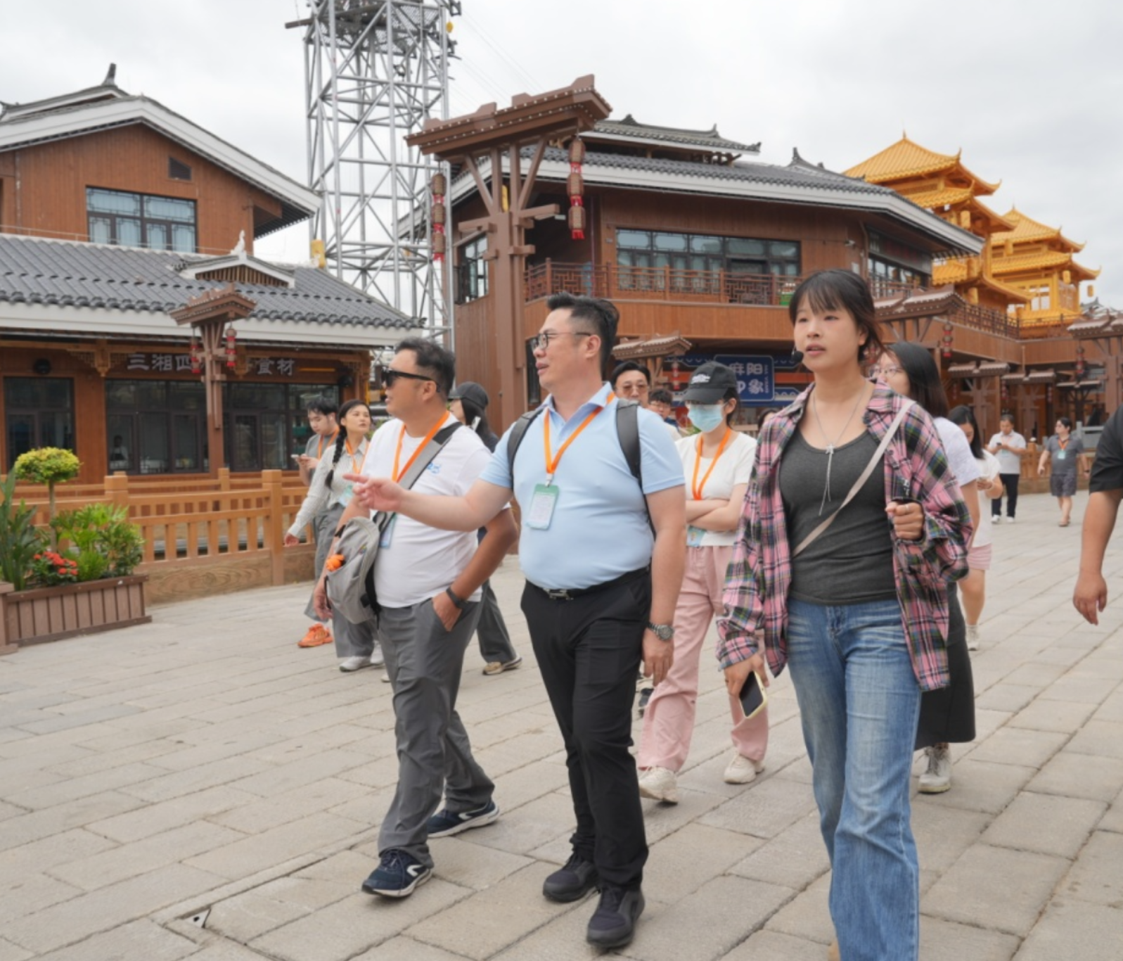 “跨越山海·桐花共开”海峡两岸青年歌会活动嘉宾走进鹤城 共赏榆树湾与天问岛魅力