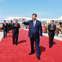 习近平率中央代表团抵达乌鲁木齐出席新疆维吾尔自治区成立70周年庆祝活动