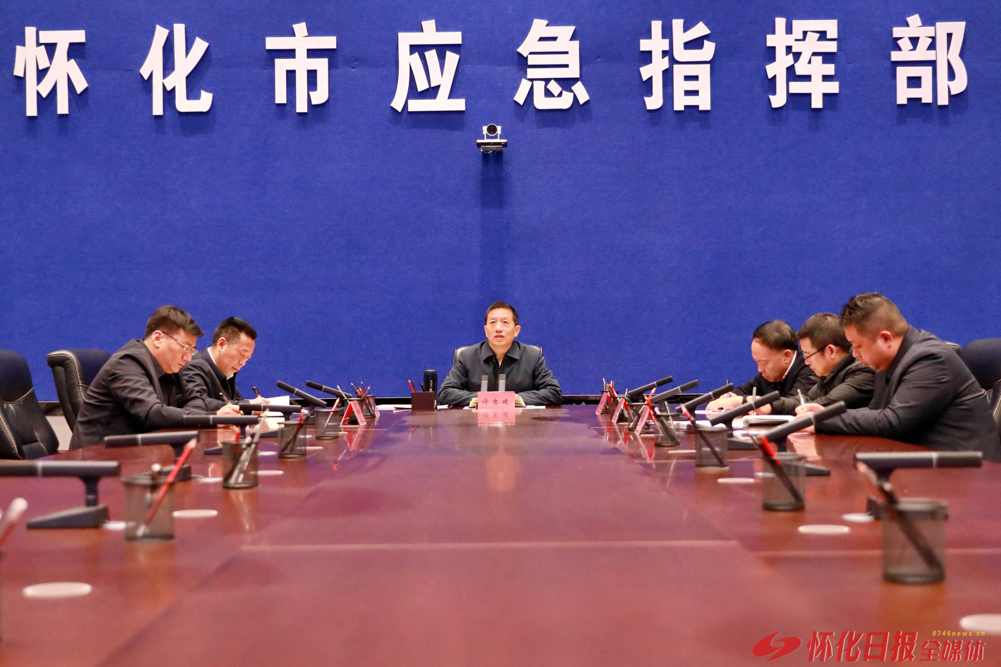 许忠建：强化责任落实和措施落实 守护群众欢乐平安祥和过节