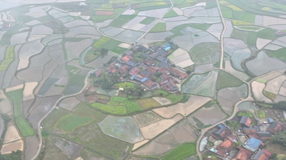 鹤城区：雨后山村云雾缭绕   春日田园风光如画